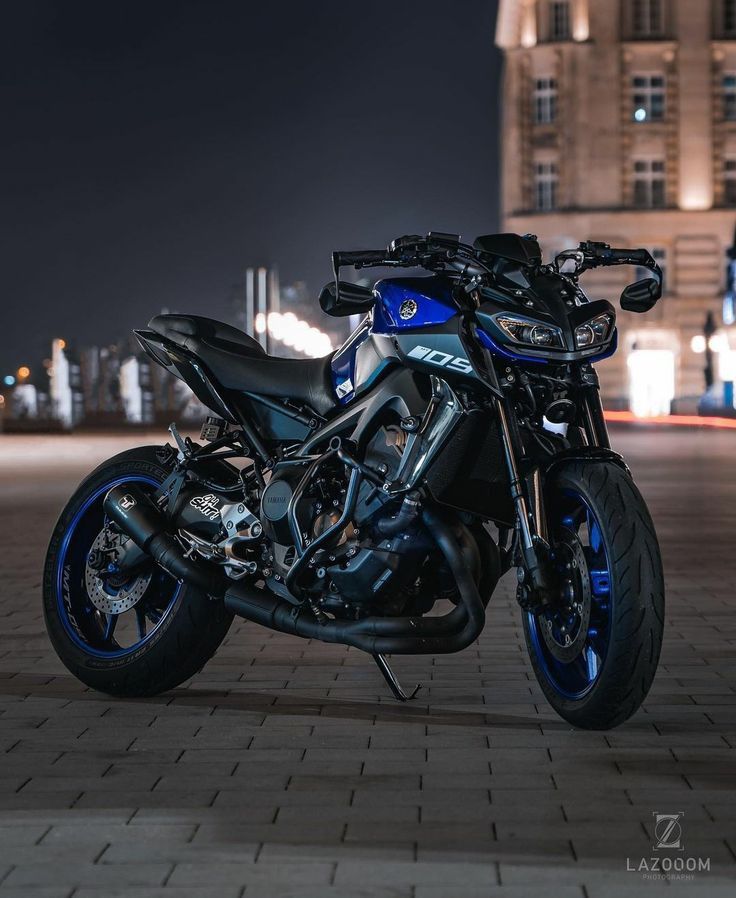 Moto azul estacionada à noite